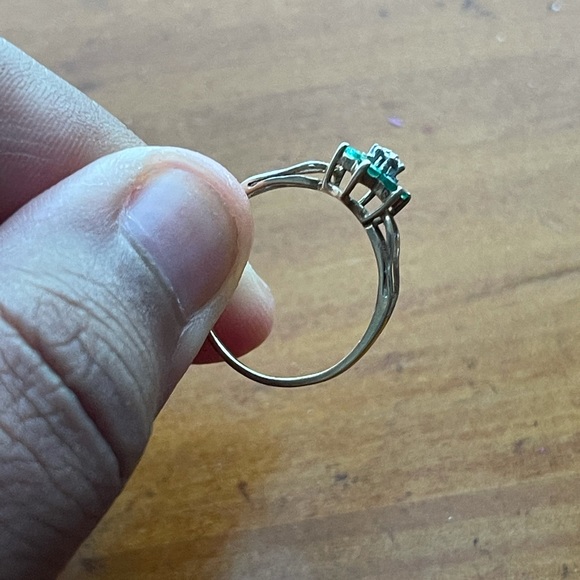 10k Gold Emerald Ring - Picture 4 of 9